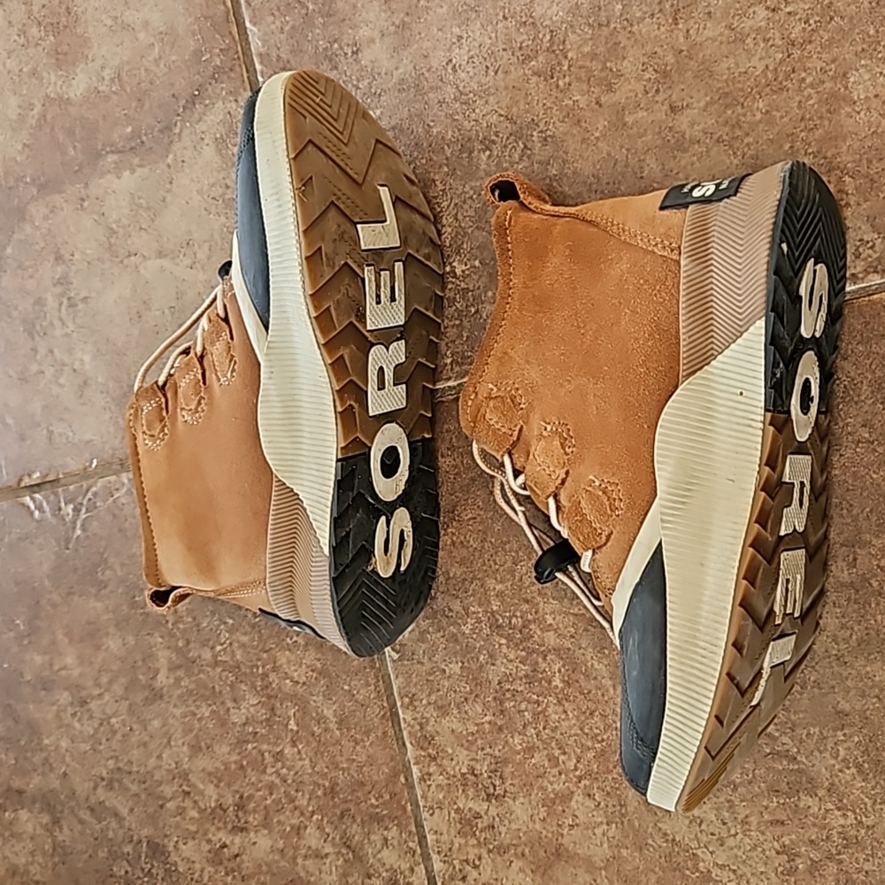 Sorel Out and About size youth 4 boots - Picture 2 of 6